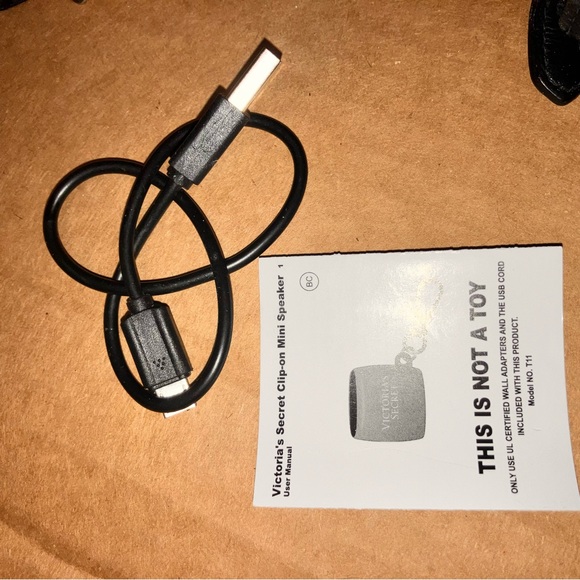 RARE Victoria’s Secret MINI Bluetooth Speaker Bag Charm KEYCHAIN - Picture 5 of 6